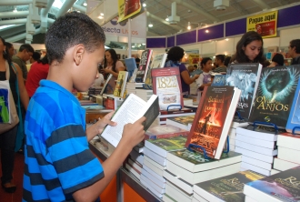 Credlivro viabiliza R$ 4 milhões a 20 mil servidores da Seduc na Feira do Livro