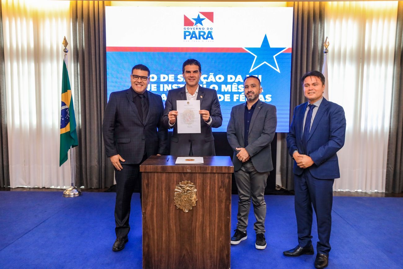 Governador exibe o texto da lei sancionada e que oficializa o calendário da Escola Bíblica de Férias (Foto: Marco Santos / Ag. Pará)