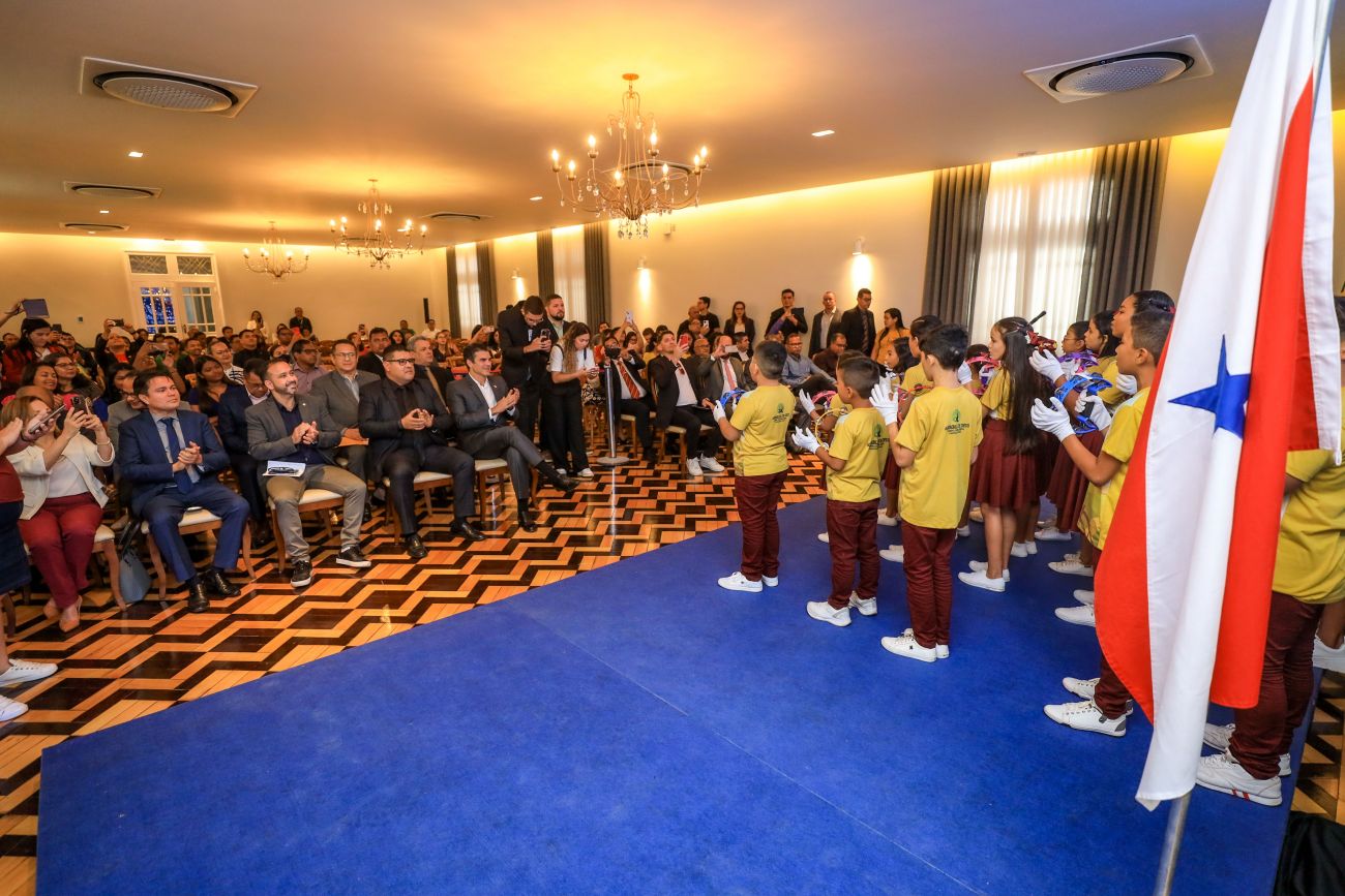 No Palácio do Governo, a cerimônia em que o governador sancionou a lei que institui o mês da Escola Bíblica de Férias (Foto: Marcos Santos / Ag. Pará)