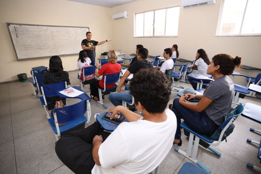 Foto: Estado sanciona aumento de 15% dos professores do magistério e PCCR para administrativos da Seduc