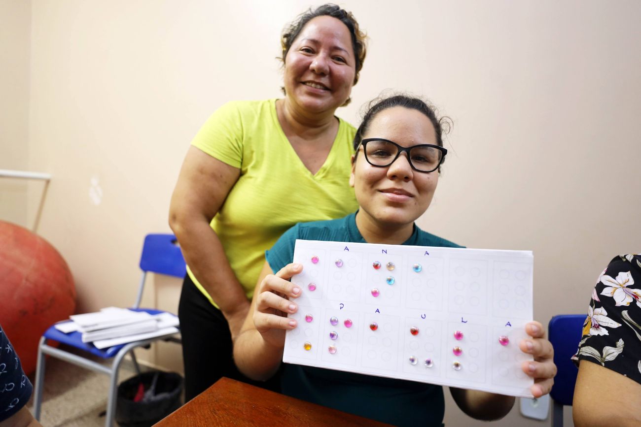 A professora Ana Santa Brígida e Ana, estudante e filha da docente, partilham momento especial com a demonstração de talento da jovem com as letras - Foto: Bruno Cecim / Ag. Pará