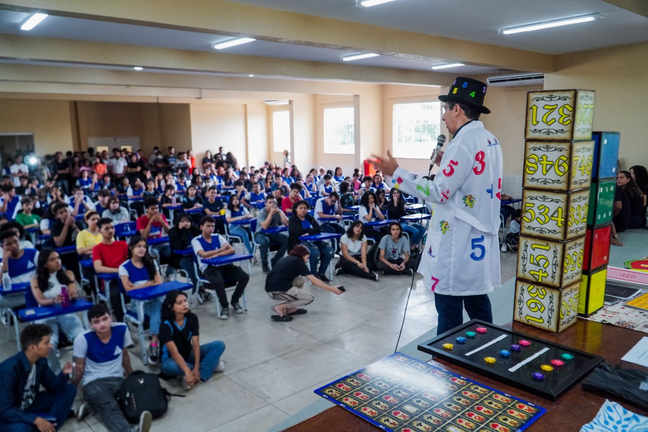 Programação da 1ª Mostra de Matemática, no ’Souza Franco’, contou com o doutor em matemática, Benedito Machado - Foto: Marcelo Souza /Ag.Pará Programação da 1ª Mostra de Matemática, no ’Souza Franco’, contou com o doutor em matemática, Benedito Machado - Foto: Marcelo Souza /Ag.Pará