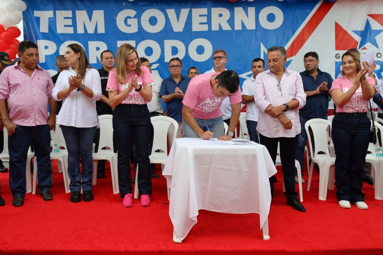 Em São Félix do Xingu, governador Helder Barbalho assina a ordem de serviço para a conclusão da escola - Foto: Marcelo Seabra / Ag. Pará