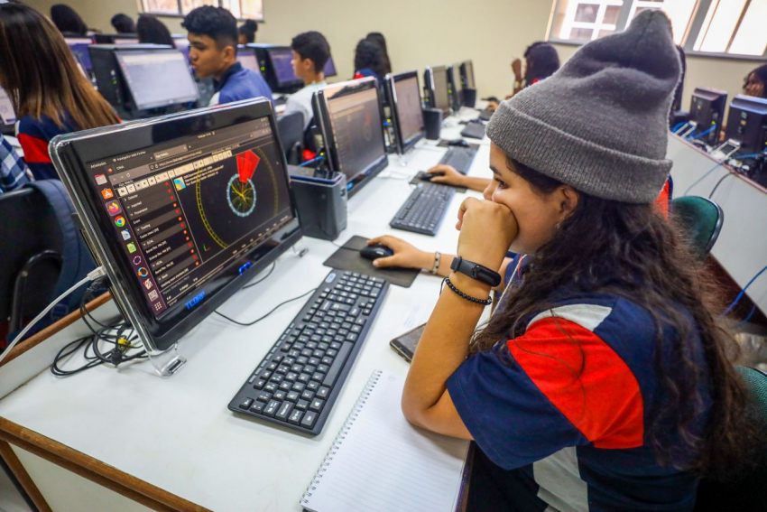 Foto: Estudantes têm atividades proporcionadas pelo maior laboratório de física do mundo