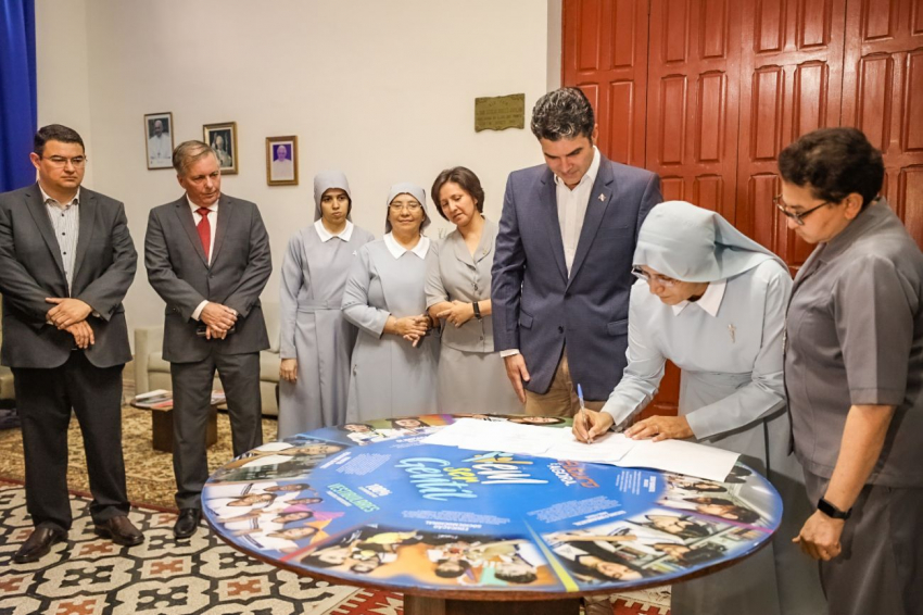 Foto: Governo do Estado renova parceria com colégio Gentil Bittencourt