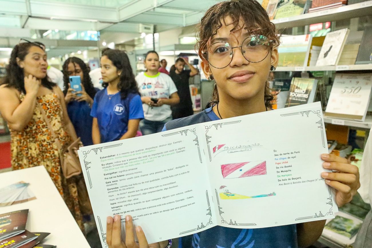 Ana Beatriz das Chagas Batista, 13 anos, aluna da 6a série da Escola Estadual Ruth Passarinho, mostrou o poema que compôs para o ''Dicionário Nossa Língua, Nossa Cultura'' - Foto: Bruno Cecim / Ag.Pará