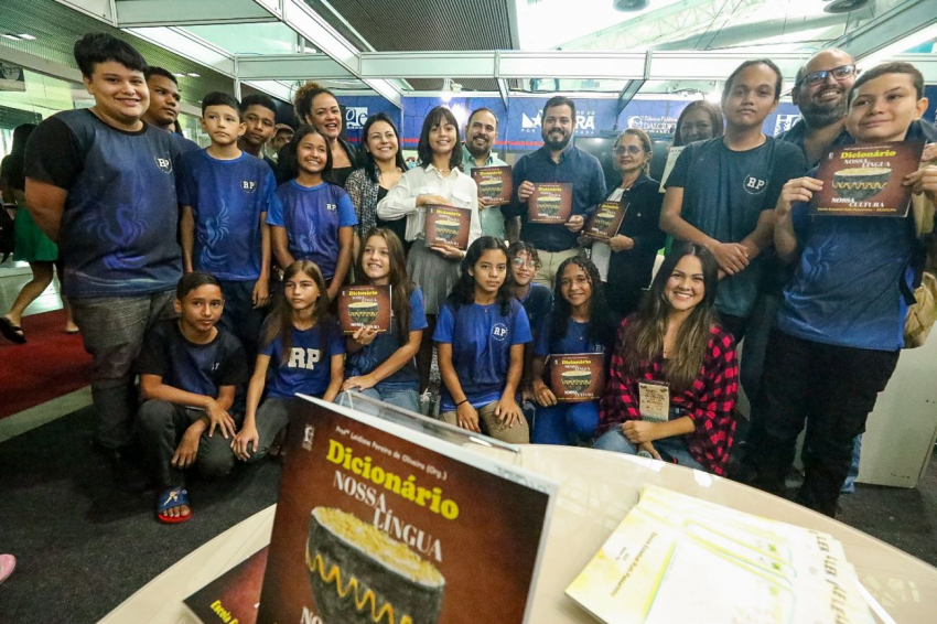 Foto: Alunos do bairro do Curió-Utinga autografam dicionário com expressões típicas paraenses