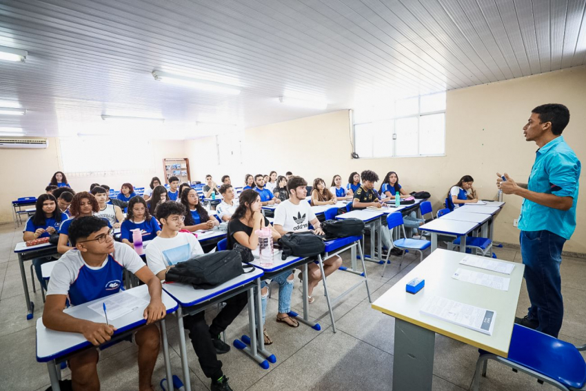 Foto: Escola Estadual Albanízia de Oliveira Lima faz revisão para segunda prova do Enem