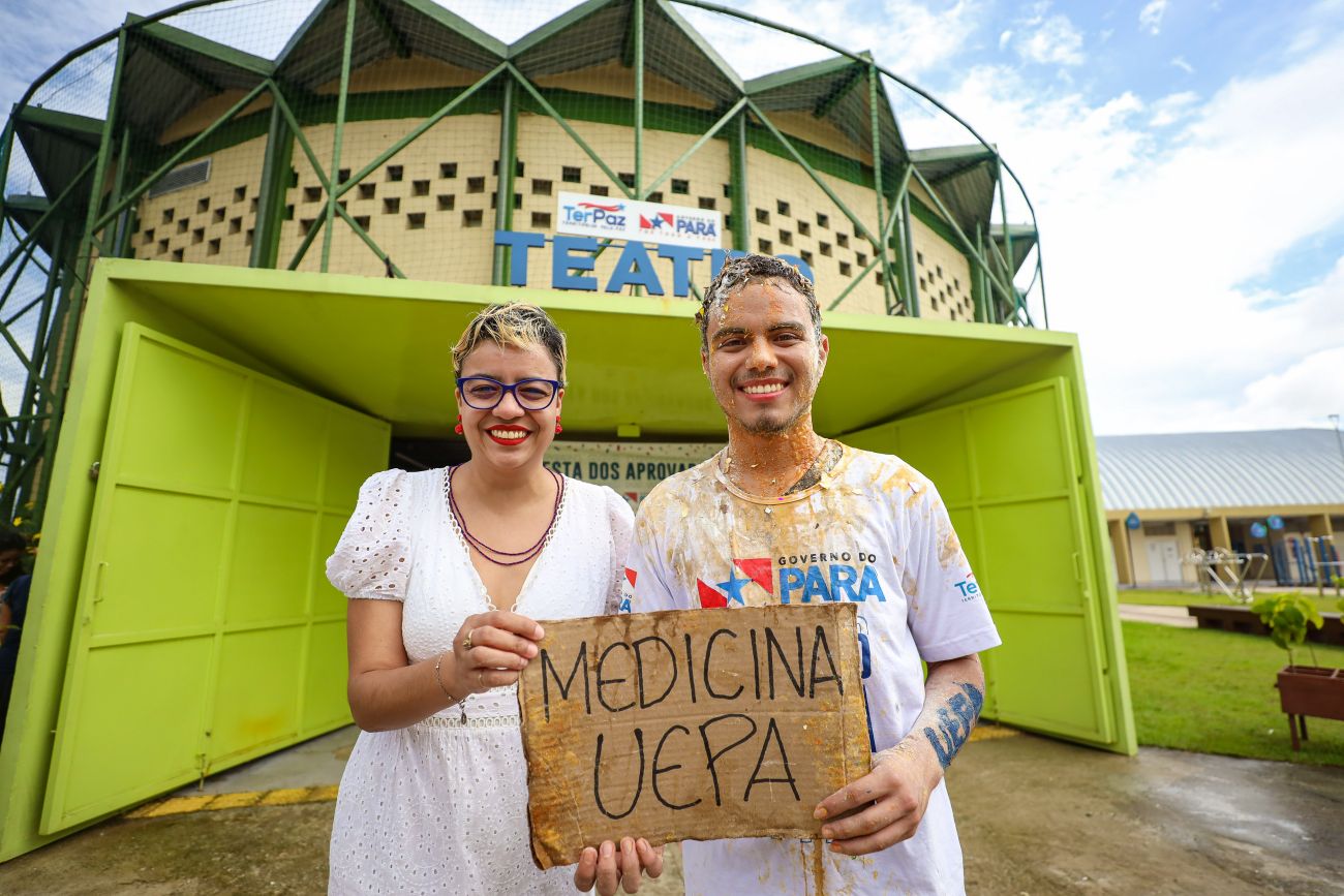 Davi dos Santos Ferreira e a professora Evileny Gonçalves - Foto: Rodrigo Pinheiro / Ag.Pará