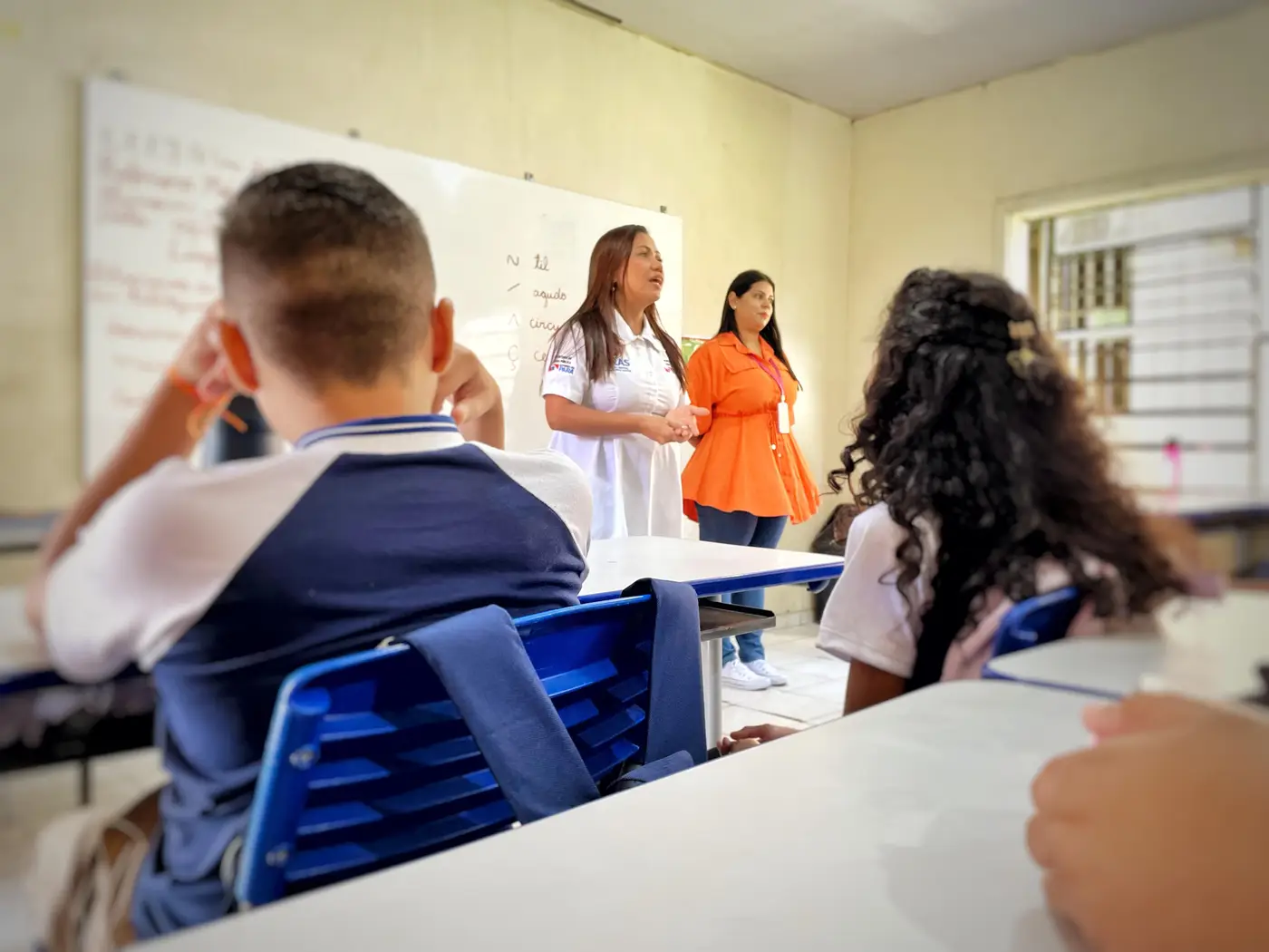 A palestrante, psicóloga Evelyn Araújo, abordou os impactos sociais, emocionais e biológicos da gravidez precoce - Foto: Divulgação