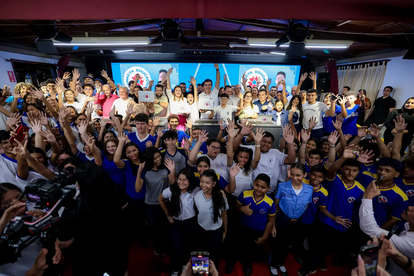 Governador e a vice-governadora, Hana Ghassan, na entrega de mais recursos tecnol&oacute;gicos nas escolas da regi&atilde;o - Foto: Marco Santos / Ag. Par&aacute;