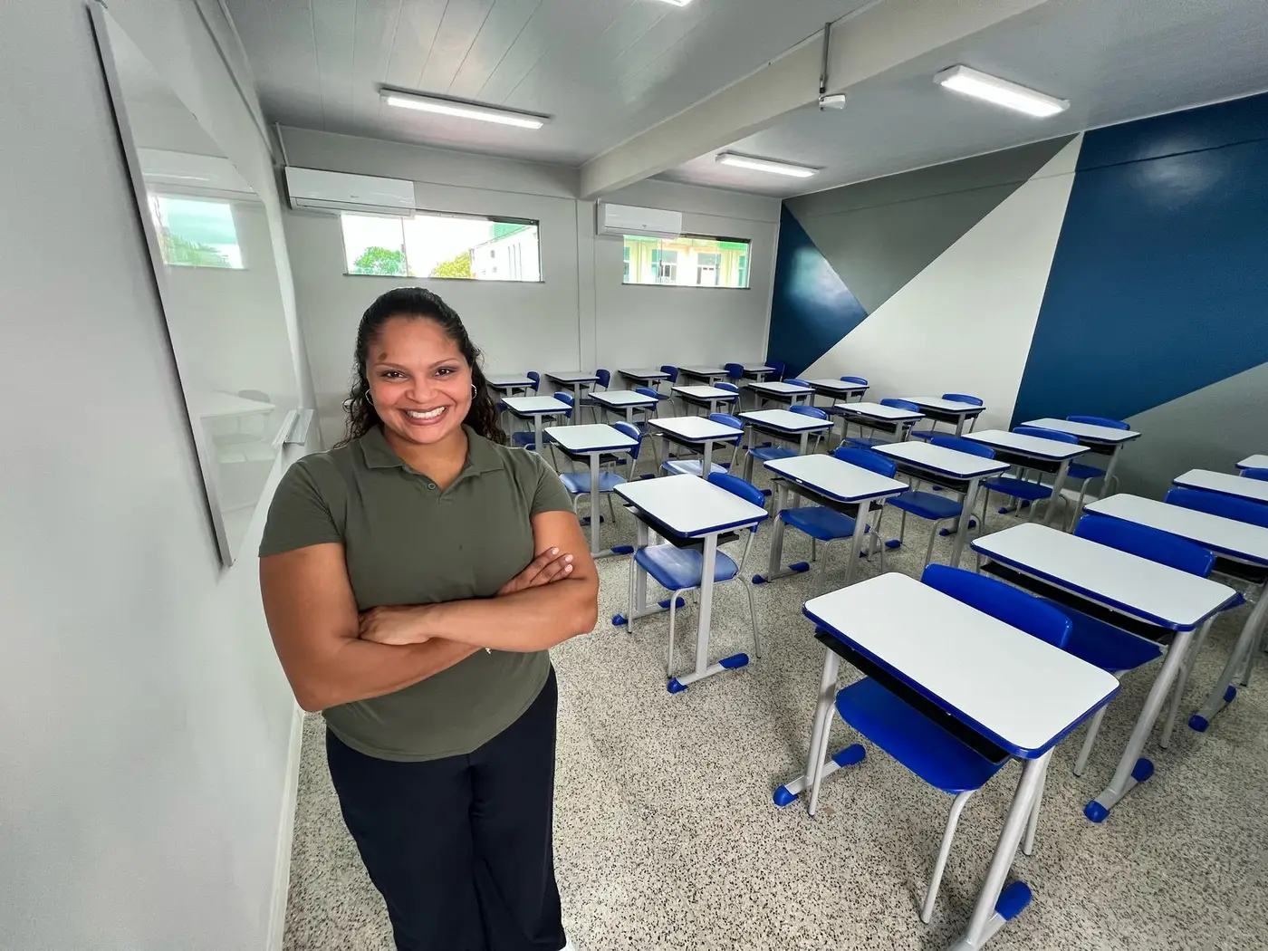 Milena Soares é professora da língua espanhola e festeja o ensino do idioma em uma escola integral: ''Um orgulho'', disse ela. - Foto: Felipe Moreira / Ascom Seduc