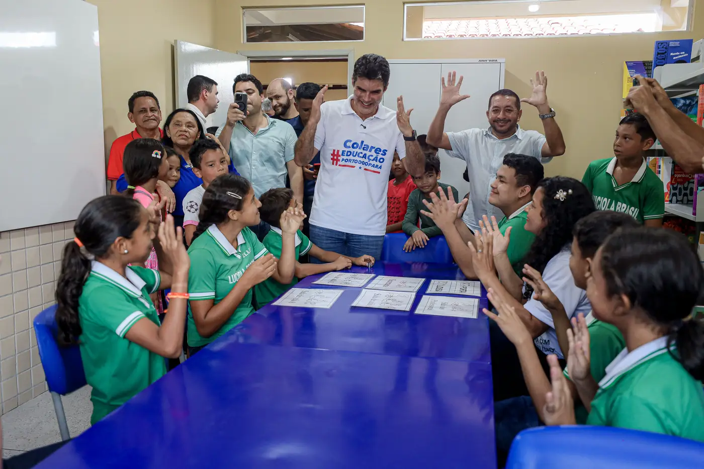 Governador Helder Barbalho celebra com os estudantes o novo ambiente escolar - Foto: Bruno Cecim / Ag.Pará