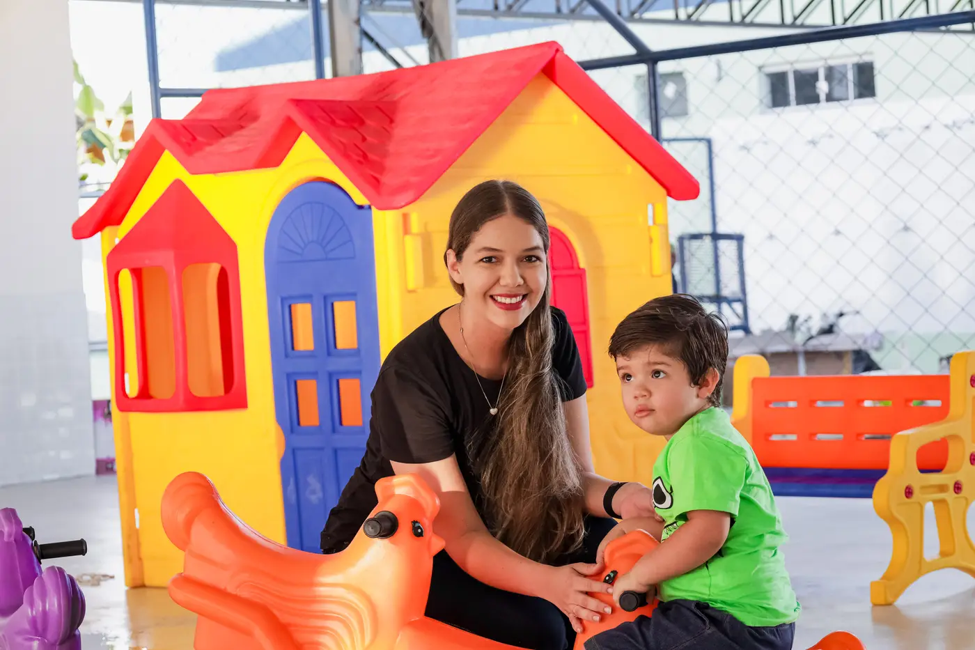 Tiffany Mariane e o filho foram de conhecer de perto em um dos espaços de convivência da nova Creche em Bannach - Foto: Pedro Guerreiro / Ag. Pará