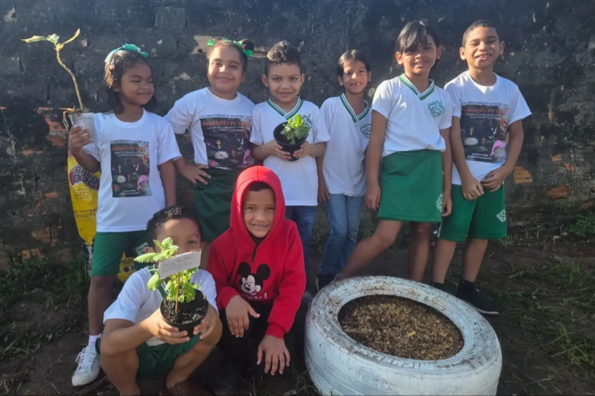 Foto: Alunos de escola estadual e moradores de Ananindeua transformam terreno abandonado em jardim comunitário