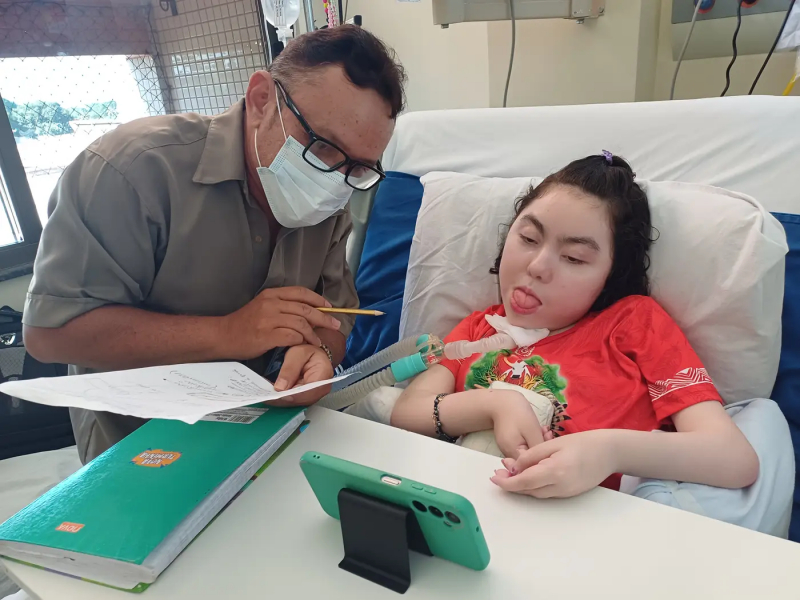 Foto: Paciente mora no Hospital Regional de Santarém e avança no Ensino Médio
