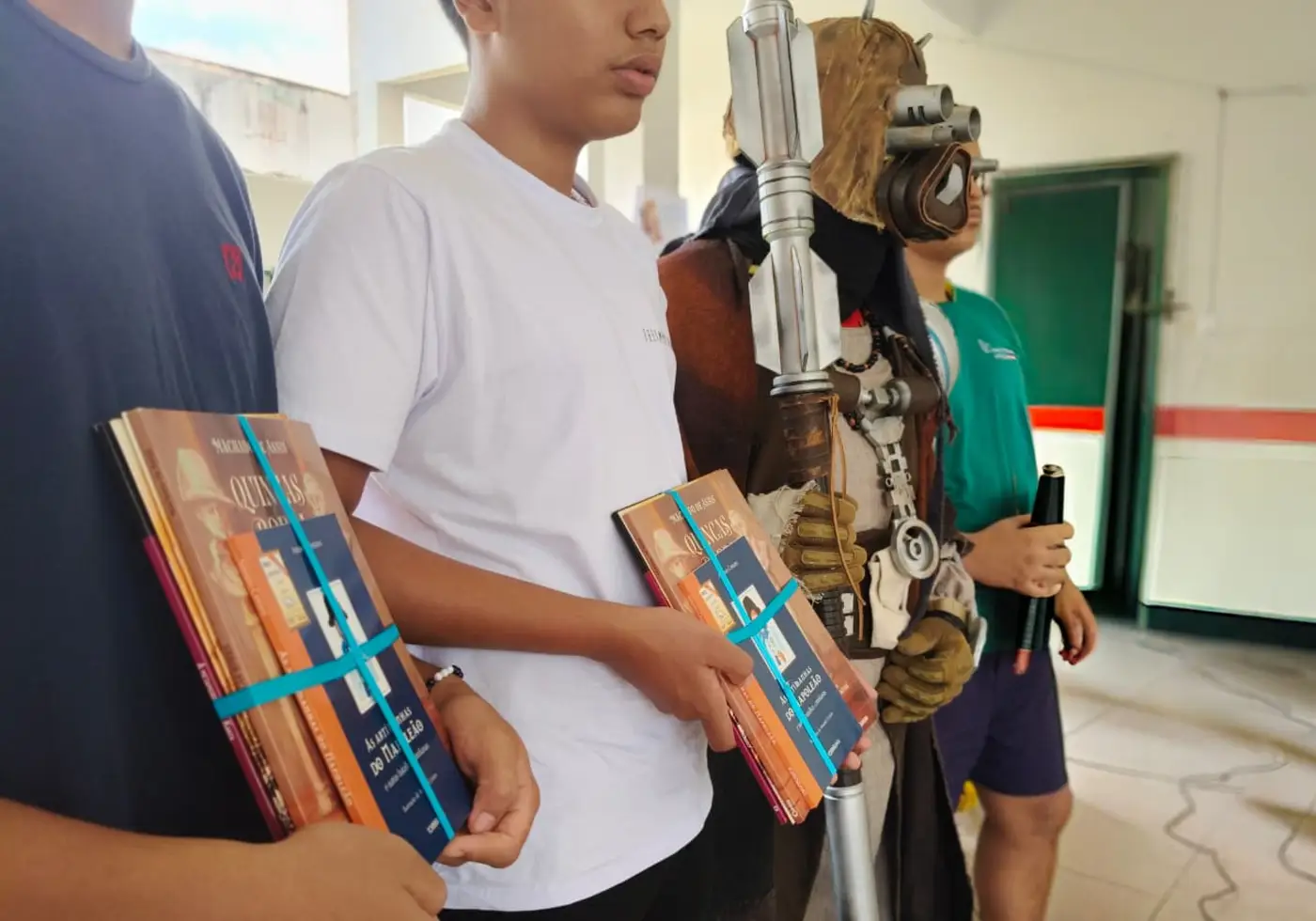 Socioeducandos recebendo livros para sala de leitura - Foto: Dani Valente / Ascom Fasepa