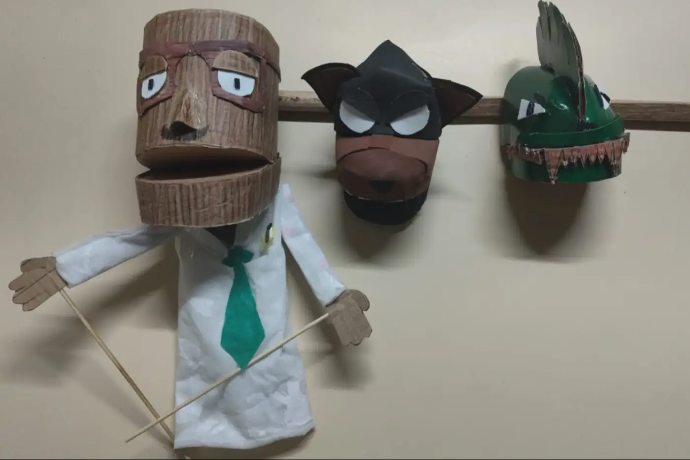 Os fantoches são criados sempre utilizando garrafas PET, meias, botões e outros materiais reciclados. Ou seja, são resíduos transformados em expressão artística - Foto: Divulgação