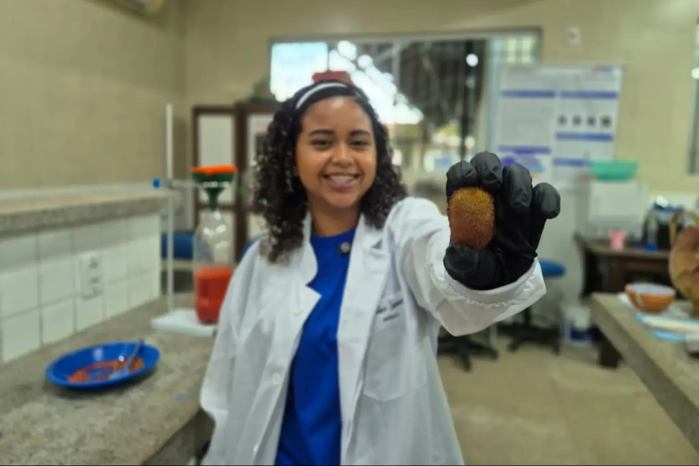 O urucum serve como base para produção diferentes tipos de materiais - Foto: Fernanda Cavalcante / Ncom Seduc