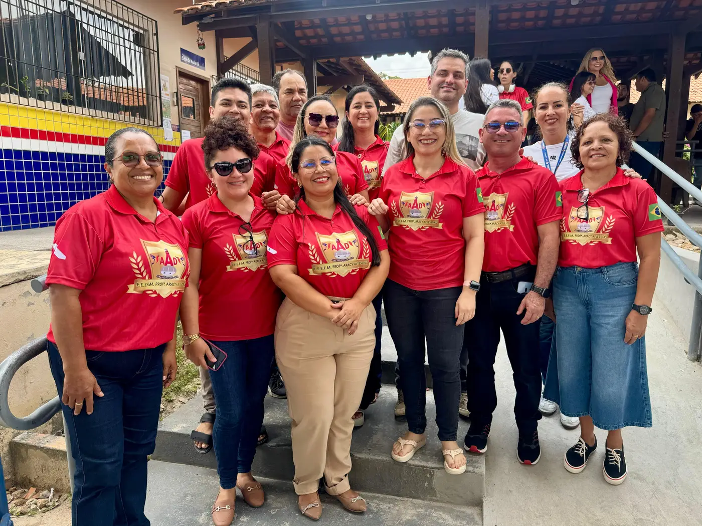 Professores e direção da Escola Aracy Alves - Foto: Divulgação