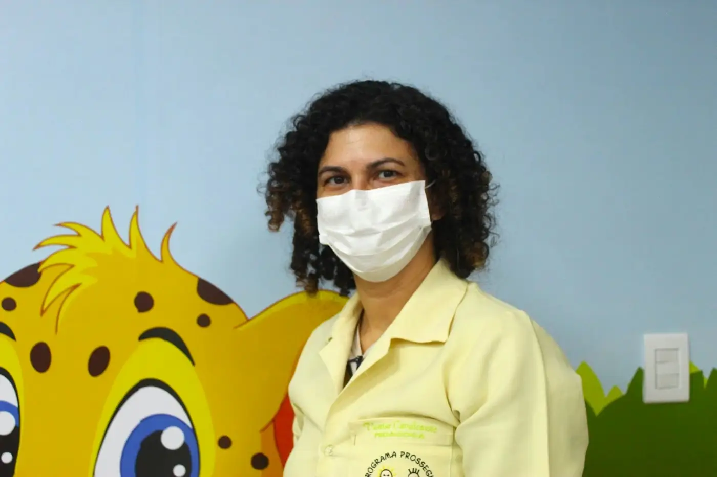 A pedagoga Vanise reforça que o atendimento educacional hospitalar diminui a perda escolar, já que muitos ficam um tempo afastados da escola - Foto: Ascom HC
