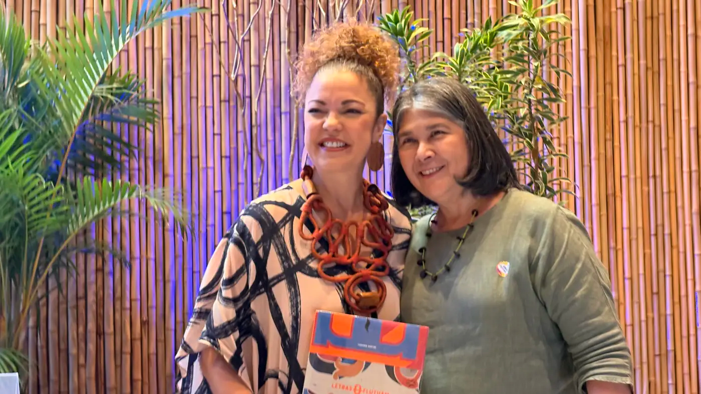 Secretária Ursula Vidal e a autora da obra, Fernanda Martins - Foto: Divulgação