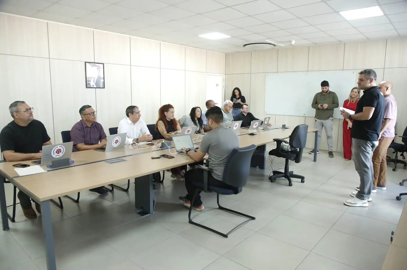 Secretário de Educação, Ricardo Sefer, cumprimenta os professores no encontro em que foram entregues as premiações - Foto: Eliseu Dias / Ncom Seduc