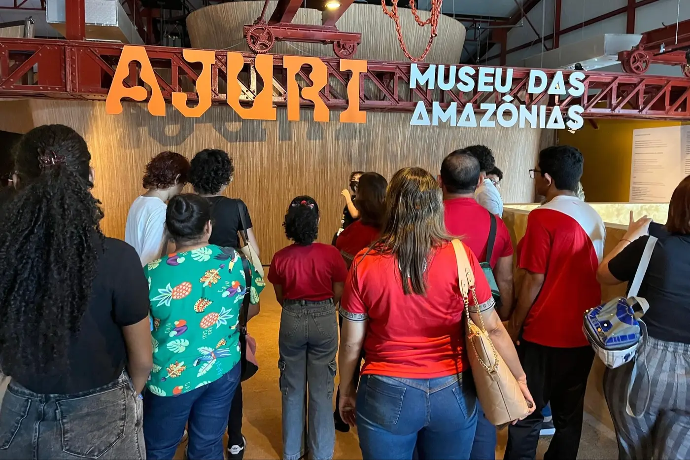 Alunos da Classe Hospitalar Professor Roberto França, do Hoiol, exploram a exposição “Ajuri”, no MAZ, em Belém - Foto: aíne Oliveira / Ascom Hoiol Alunos da Classe Hospitalar Professor Roberto França, do Hoiol, exploram a exposição “Ajuri”, no MAZ, em Belém - Foto: aíne Oliveira / Ascom Hoiol
