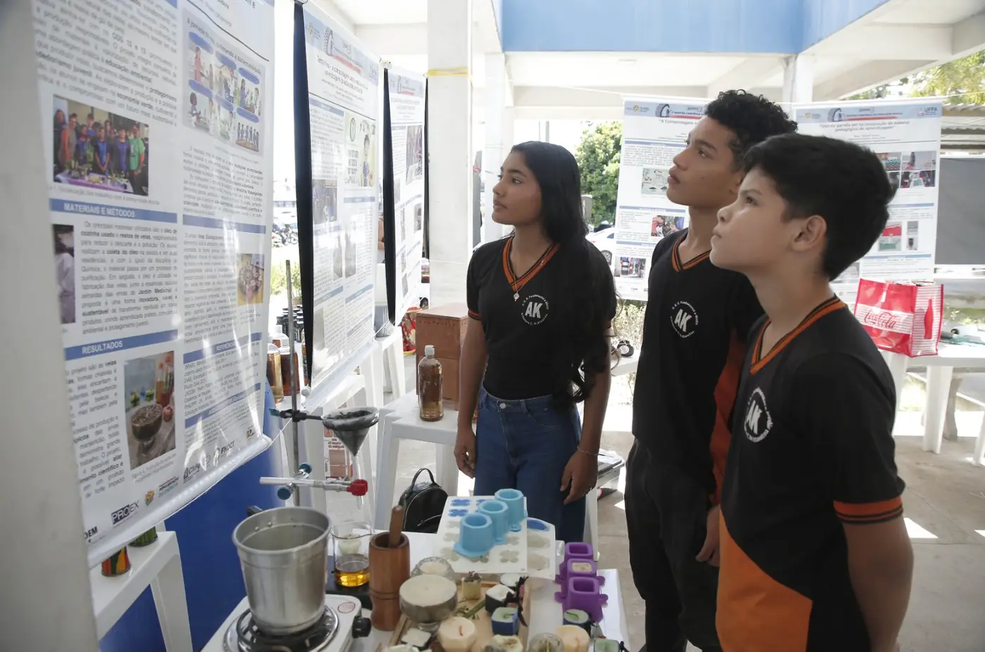 Estudantes atentos a um dos painéis da Mostra sobre educação ambiental - Foto: Eliseu Dias / Ncom Seduc Estudantes atentos a um dos painéis da Mostra sobre educação ambiental - Foto: Eliseu Dias / Ncom Seduc