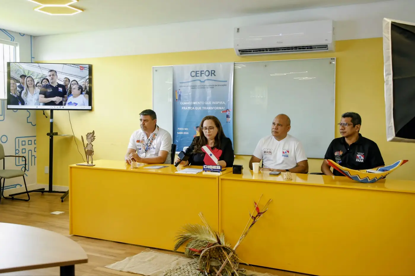 Mesa de lançamento da revista, com a presença do secretário-adjunto da Seduc, Júlio Meireles; e o coordenador do Cefor, Raimundo Oliveira - Foto: Eliseu Dias / Ncom Seduc Mesa de lançamento da revista, com a presença do secretário-adjunto da Seduc, Júlio Meireles; e o coordenador do Cefor, Raimundo Oliveira - Foto: Eliseu Dias / Ncom Seduc