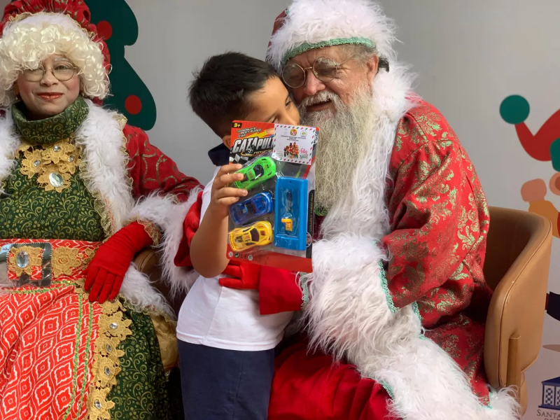 Foto: Ação conjunta leva alegria e acolhimento natalino a crianças atendidas na Santa Casa