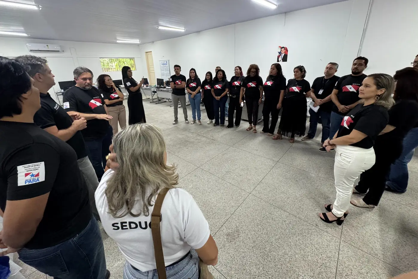 Secret&aacute;rio Ricardo Sefer em di&aacute;logo com a equipe t&eacute;cnica da DRE 6 - Foto: Ncom Seduc