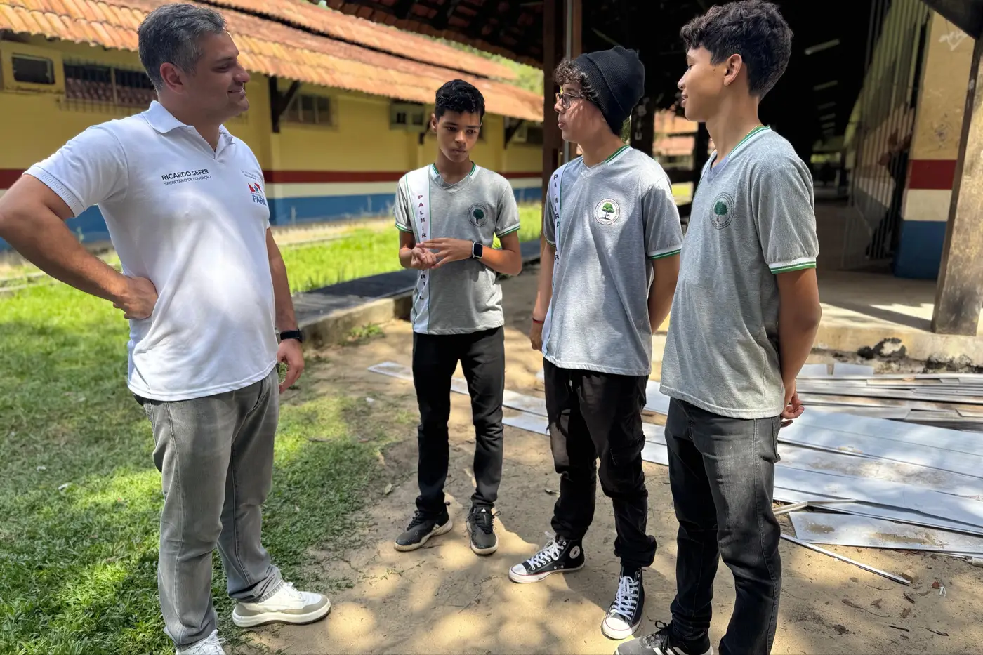 Secret&aacute;rio Ricardo Sefer ouviu demandas de alunos nas escolas visitadas - Foto: Ascom Seduc
