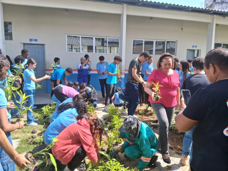 Foto: Estudantes criam jardins sustentáveis com materiais recicláveis