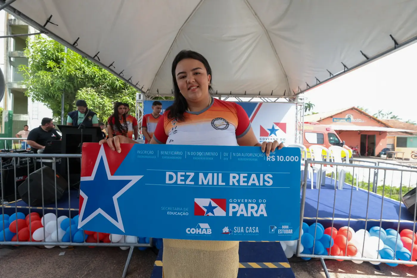 A estudante Jordana Maia, de 18 anos, recebeu o cheque pela segunda vez - Foto: Alex Ribeiro / Ag. Par&aacute;