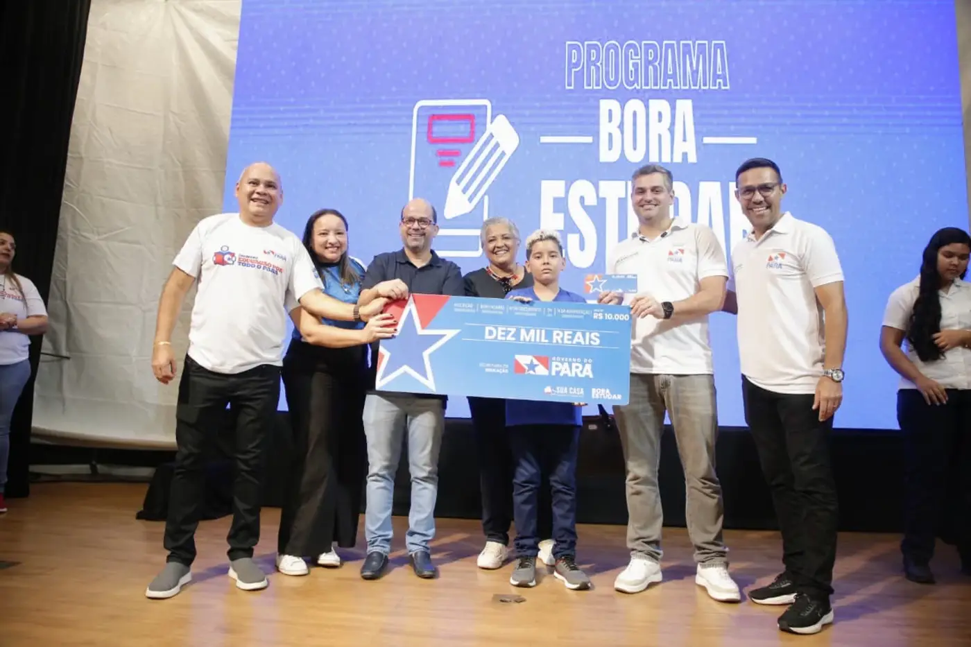 Entrega dos cheques do programa Bora Estudar - Foto: Eliseu Dias / Ncom Seduc