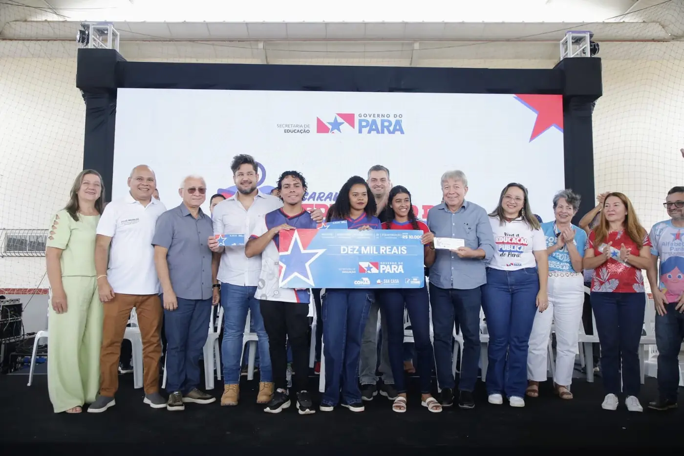 Entrega de cheques do programa Bora Estudar - Foto: Eliseu Dias / Ncom Seduc