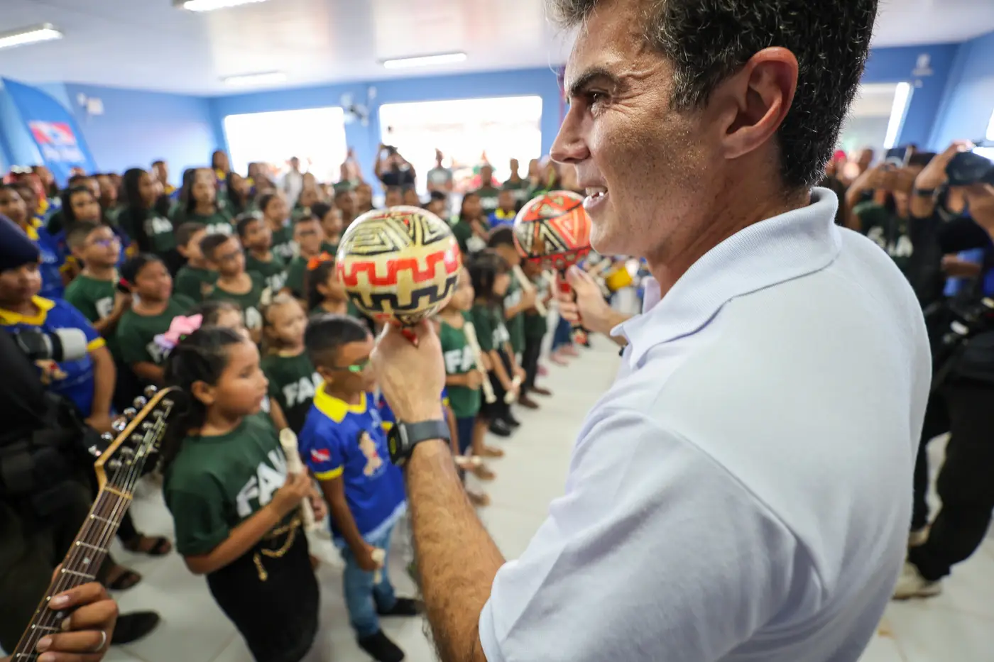 Helder participa da celebra&ccedil;&atilde;o musical organizada pela comunidade para comemorar a creche entregue pelo Governo do Par&aacute; - Foto: Bruno Cruz / Ag. Par&aacute;