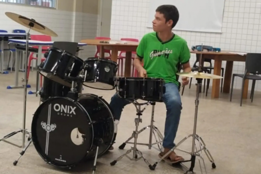 Foto: Atendimento Educacional Especializado transforma vida de estudante autista que desenvolve talento musical na escola