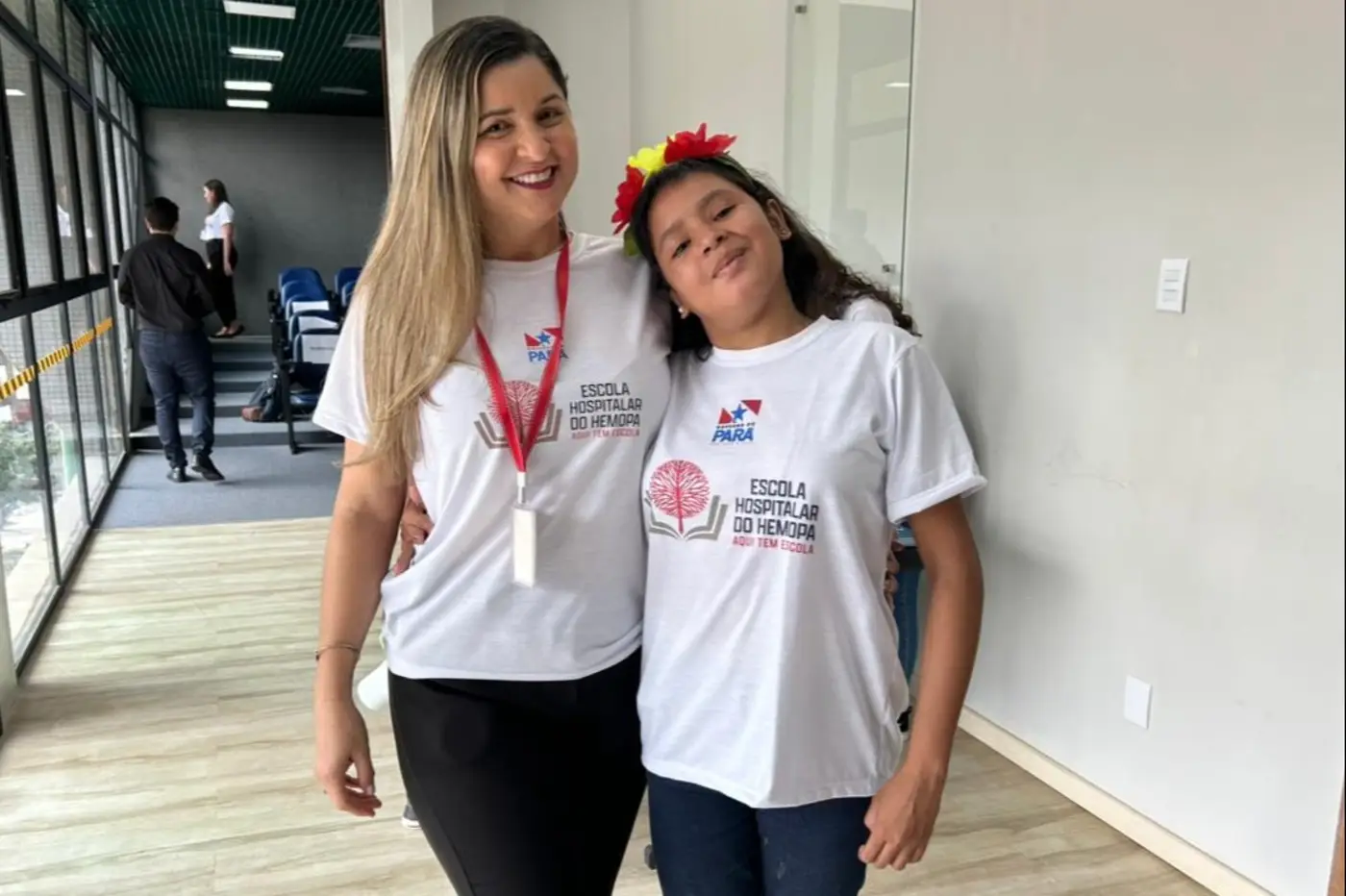 Joyce Cunha, pedagoga da Escola Hospitalar do Hemopa, e a paciente Jamile. &ldquo;O acompanhamento educacional fortalece a autonomia dos estudantes.&rdquo; - Foto: Mar&iacute;lia Sousa (Ascom/Hemopa)