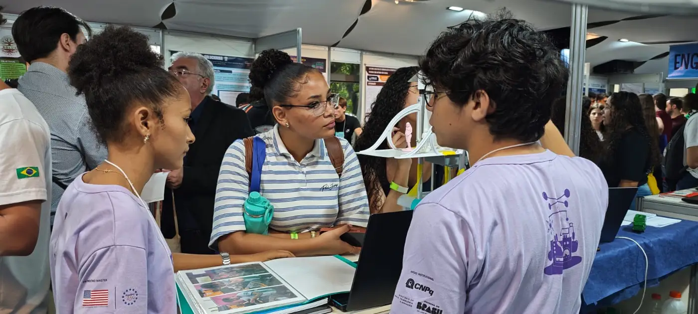 Estudantes paraenses explicam para o público a estrutura desenvolvida com base flutuante e uso de energia solar - Foto: Divulgação Estudantes paraenses explicam para o público a estrutura desenvolvida com base flutuante e uso de energia solar - Foto: Divulgação
