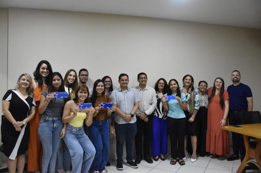 Foto: Governo do Pará entrega cheques do programa 'Bora Estudar' a alunos do ensino técnico