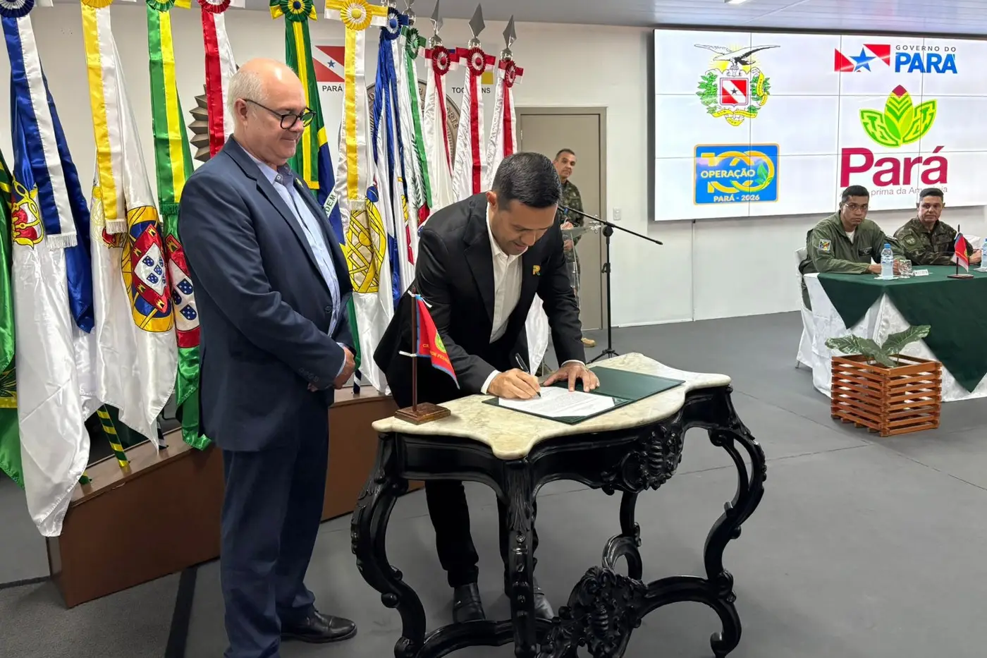 Secretário adjunto de Regime de Colaboração, da Seduc, Diego Maia (em pé), representou a secretaria no ato oficial - Foto: Ncom Seduc Secretário adjunto de Regime de Colaboração, da Seduc, Diego Maia (em pé), representou a secretaria no ato oficial - Foto: Ncom Seduc