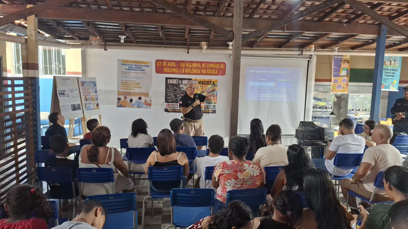 Policiais colaboraram com o esforço da comunidade escolar com palestras educativas sobre temas relacionados à violência Policiais colaboraram com o esforço da comunidade escolar com palestras educativas sobre temas relacionados à violência