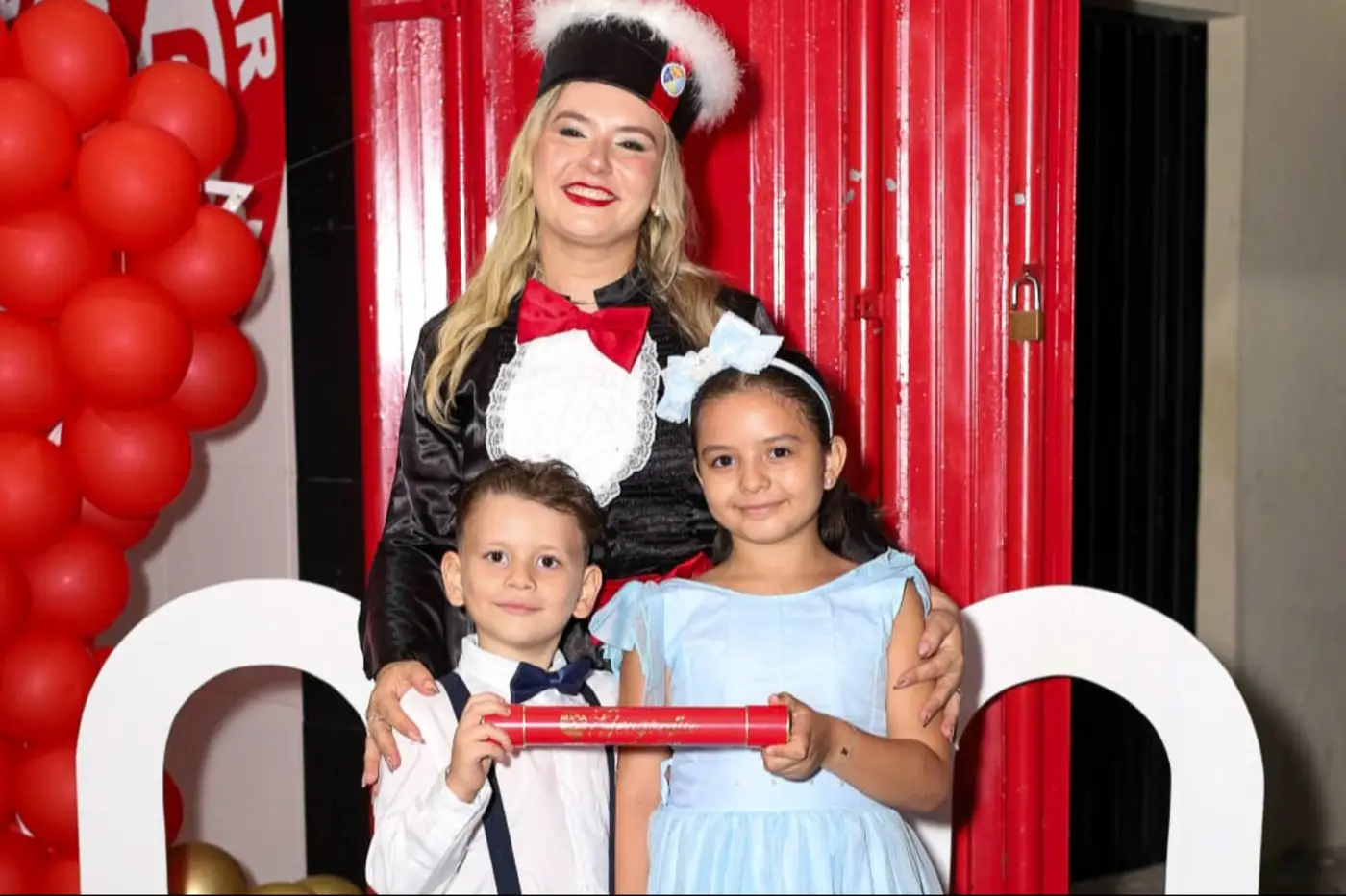 Dhiúlly Teixeira de Lima teve a companhia do casal de filhos no grande dia da formatura pelo Forma Pará - Foto: Divulga&ccedil;&atilde;o