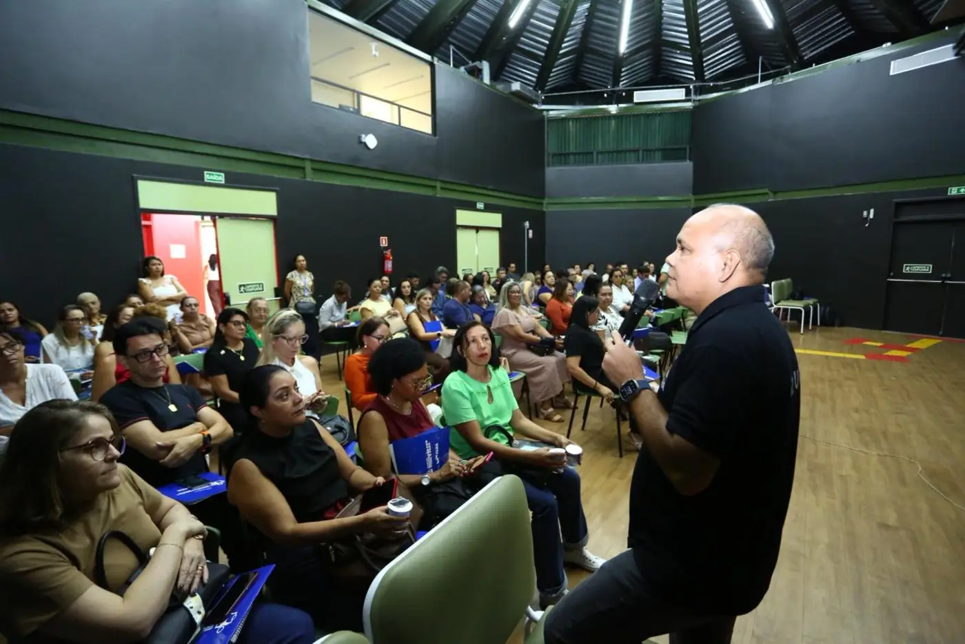 Secret&aacute;rio-adjunto de Educa&ccedil;&atilde;o, J&uacute;lio Meireles, em forma&ccedil;&atilde;o com os professores da rede - Foto: Educa&ccedil;&atilde;o