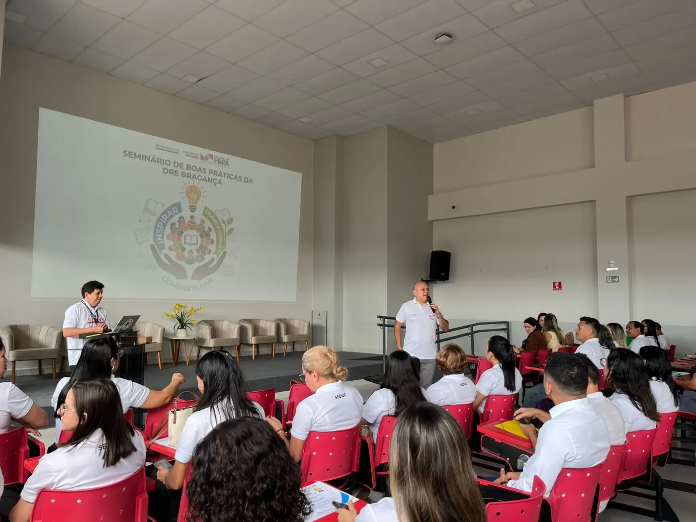 Secret&aacute;rio-adjunto de educa&ccedil;&atilde;o b&aacute;sica da Seduc, J&uacute;lio Meireles, em di&aacute;logo com a equipe pedag&oacute;gica - Foto: Divulga&ccedil;&atilde;o