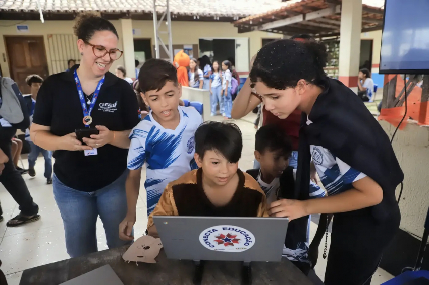 Foto: 'Scratch Day' mobiliza estudantes da Escola 'Fé em Deus' com atividades de programação e criatividade