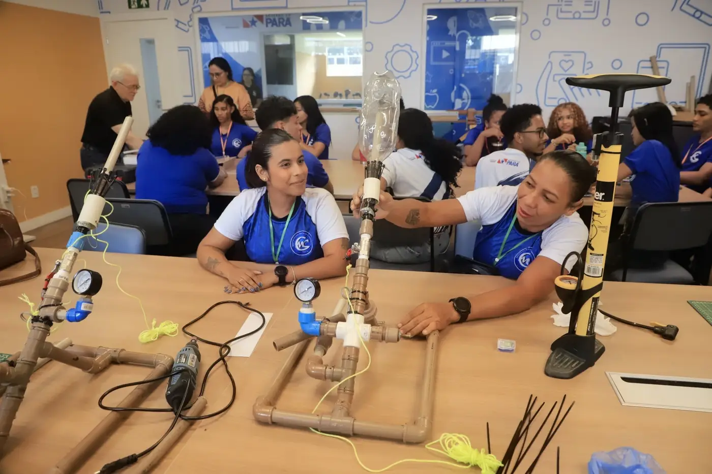 Alunas testam ideias para criar jogos sobre a gestão dos resíduos sólidos em uma verdadeira experiência de aprendizagem - Foto: Divulgação Alunas testam ideias para criar jogos sobre a gestão dos resíduos sólidos em uma verdadeira experiência de aprendizagem - Foto: Divulgação