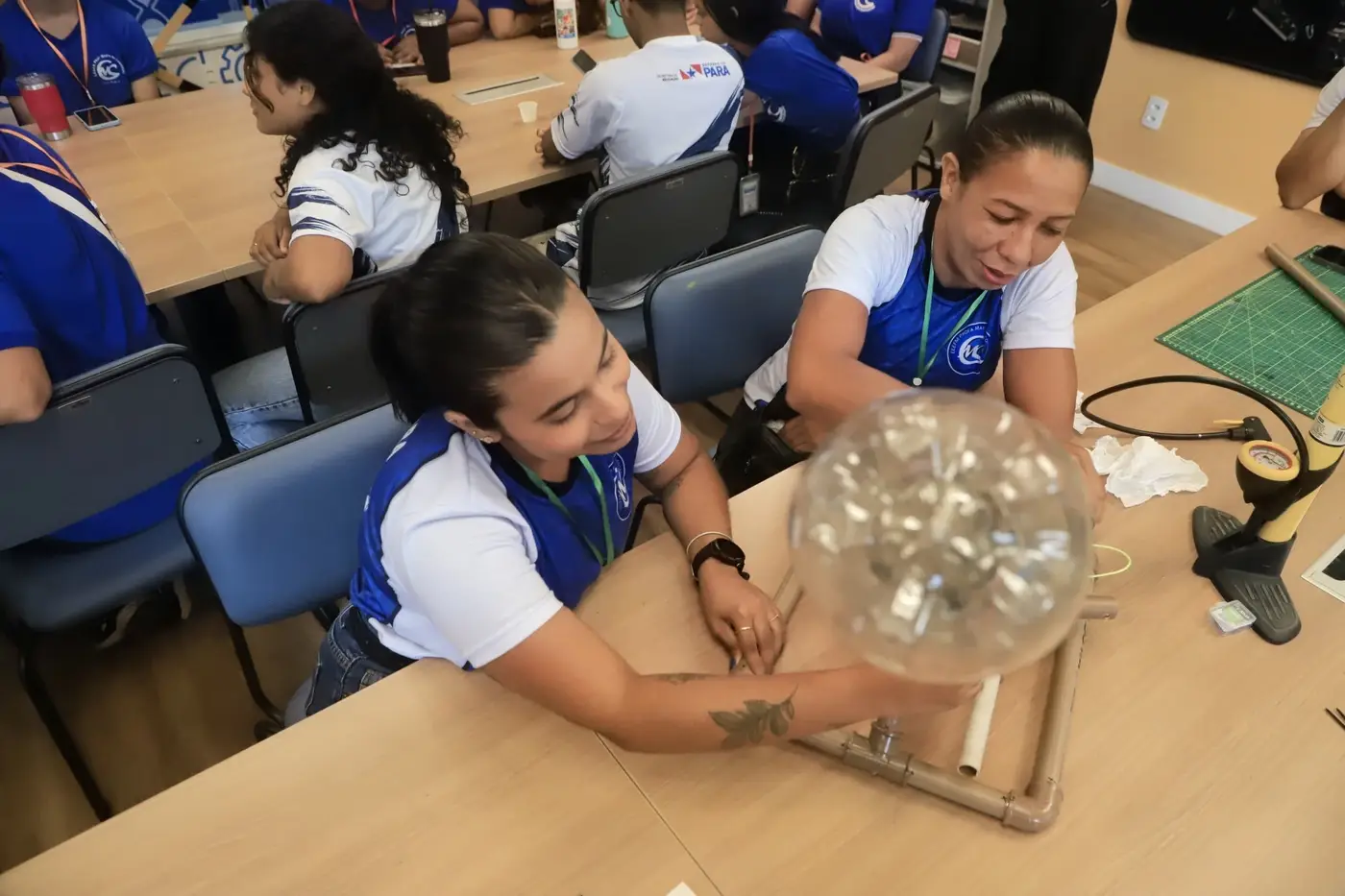 A partir do dia a dia no Combu, alunos desenvolveram os jogos 'Urubu Bomber', 'Guardiões da Praia' e 'Memórias da Amazônia' - Foto: Divulgação A partir do dia a dia no Combu, alunos desenvolveram os jogos 'Urubu Bomber', 'Guardiões da Praia' e 'Memórias da Amazônia' - Foto: Divulgação